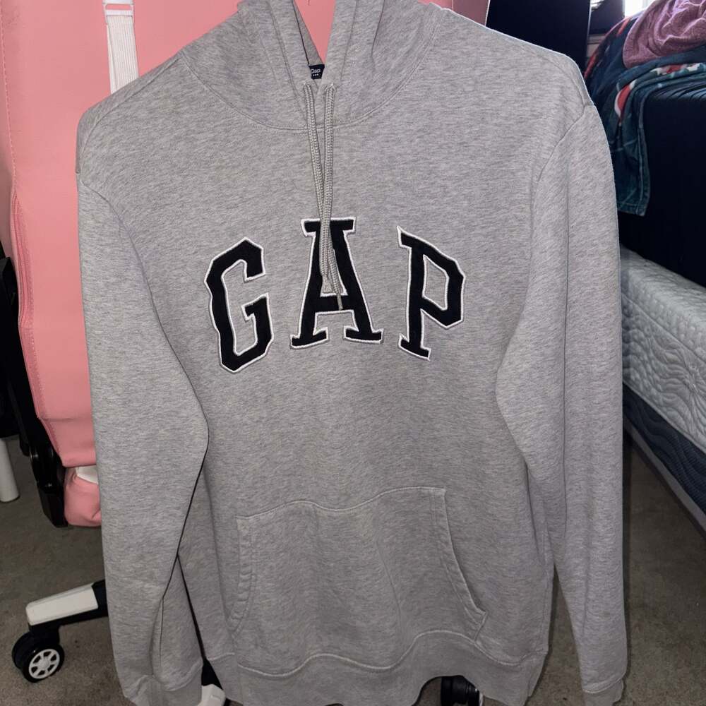 GAP Embroidered Logo Hoodie in Gray